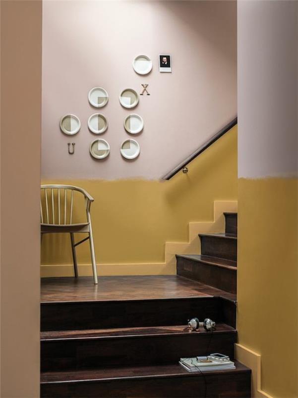 merdiveni boyamak için orijinal fikir, koyu renkli ahşap bir merdivenle ilişkili koyu sarı duvar altın sarısı ve pastel pembe