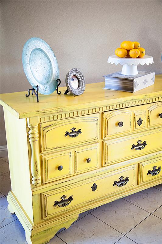 pasiūlymas, kaip nudažyti šviesiai geltonos spalvos baldą su patina, sendinti, kad būtų sukurtas senovinis baldas