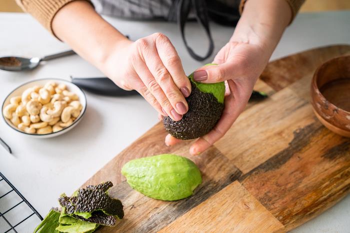 olupite avokado, da naredite pesto iz indijskih oreščkov, avokado, liste bazilike, enostaven recept za aperitiv brez kuhanja