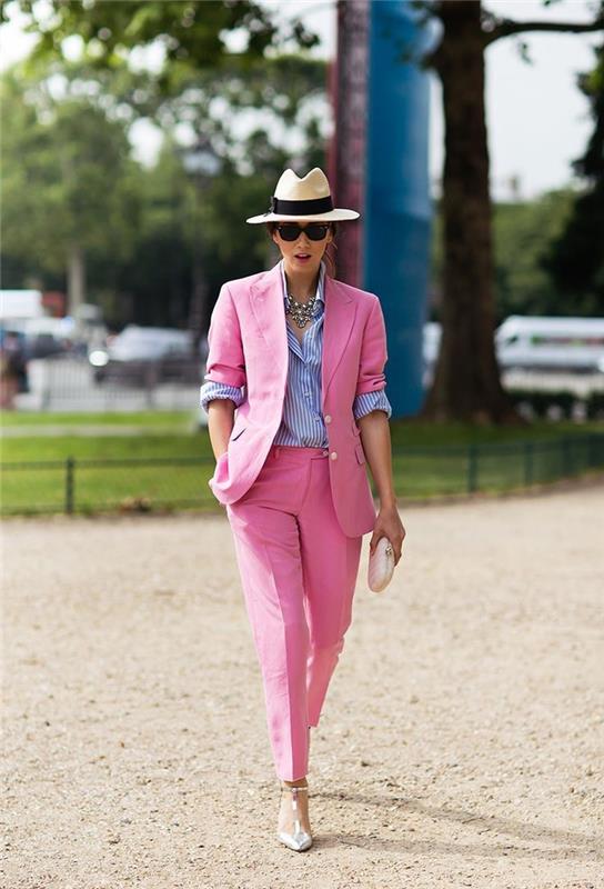 ideja za poletni videz v ženski obleki v rožnati barvi v kombinaciji z nebesno modro črtasto srajco in klobukom s črnim trakom