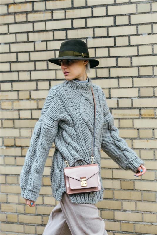 ženski kabelski pulover, kako nositi prevelik pulover, ženski zahodni klobuk, vrečkasto ramensko torbico, opečnato steno