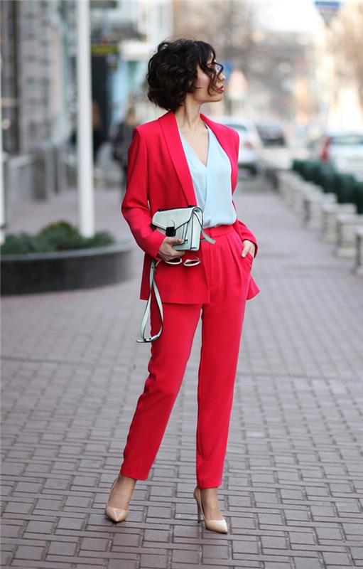 elegantne ženske hlače z visokim pasom, narezane na korenček, v kombinaciji z blazerjem v isti rdeči barvi in ​​z dvojno zapetno bluzo pastelne barve