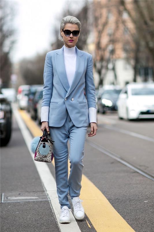 ideja za elegantno žensko obleko v sivo modri obleki v kombinaciji z belim puloverjem in belimi supergami