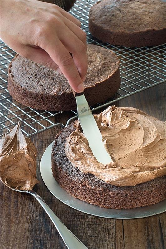 Lengvas šokoladinio pyrago receptas lengvas lengvo šokoladinio pyrago kremas ant genoise