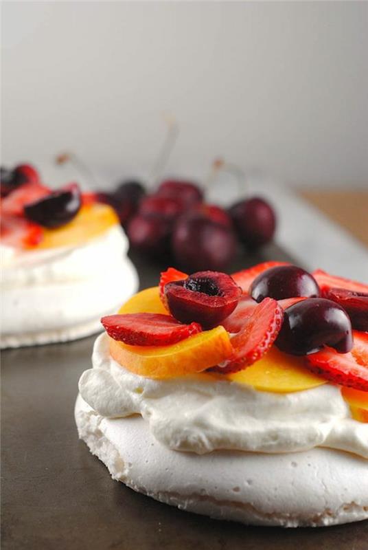 çilek, kiraz ve şeftali ile vegan pavlova tarifi, aquafaba ile orijinal beze tarifi