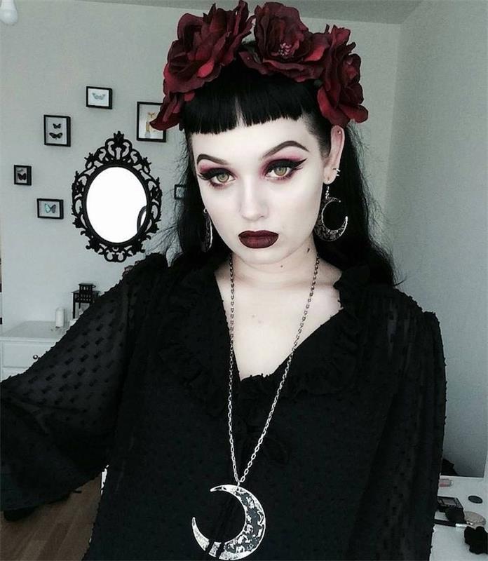 cadı makyajı gotik tarzı, siyah göz kalemi, pembe kaptırdın, koyu bordo kırmızı ruj, siyah gömlek ve koyu kırmızı çiçekli taç