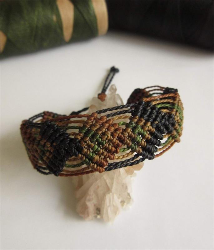 tehnika pletenja za izdelavo nakita, nit iz makrameja za izdelavo izvirnih zapestnic, primer ročno izdelanega etničnega nakita