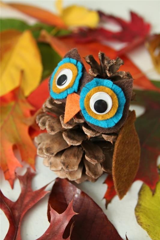 dekoratif çam kozalağı yapmak kolay, anaokulu sonbaharda küçük bir çam kozalağı baykuşu ile manuel aktivite