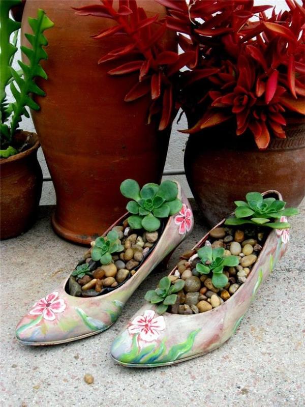 stari čevlji, reciklirani in spremenjeni v cvetlični lonec za sukulente na prostem, obnovljeni domači dekor