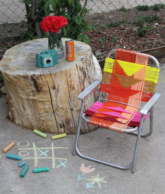 pegasti kovinski stol, preoblikovan v originalno zunanje pohištvo, projekt preoblikovanja pohištva s nitmi scoubidou