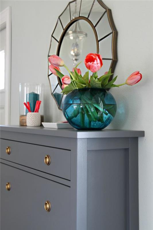 kako prenoviti leseno pohištvo-lepo-leseno-pohištvo-v-sivi barvi-za-dnevno sobo-z-rdečimi tulipani