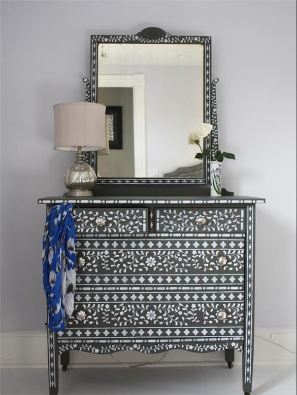 pohištvo prenovljeno s šablono, barva barve za pohištvo črno -beli cvetlični vzorec, starinski gumbi in baročno ogledalo, retro toaletna miza