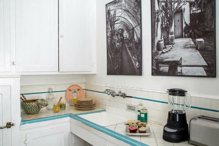 kaip atnaujinti virtuvę, įdėti meną, rėmą su nespalvotomis nuotraukomis kaip „splashback“, baltą virtuvės spintelę
