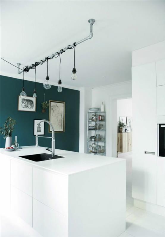atnaujinti virtuvę, anties žalia siena, lemputės, pakabintos ant metalinės sidabrinės spalvos dalies, balta sala, baltas židinys