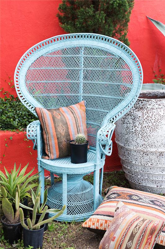 kaip atnaujinti vintažinio stiliaus rotango fotelį su dažomais gėlių vazonėliais su kaktusu q šone