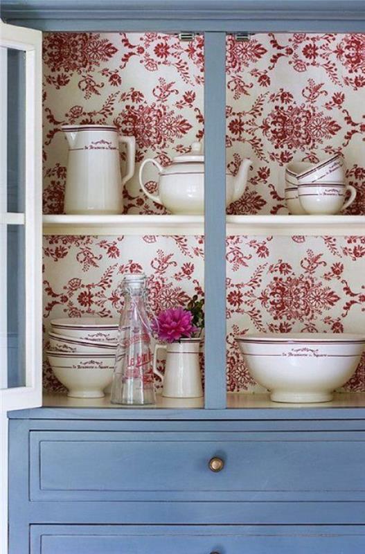 modernizirati stari kos pohištva, veliko omaro v račji modri barvi z notranjostjo, obloženo z belimi ozadji z arabesknimi okraski in starinskimi cvetličnimi vzorci v rdeči barvi