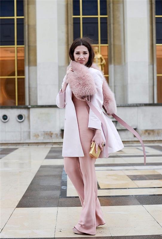 suknelės idėja, pastelinė rožinė žiemos apranga moterims, dirbtinio kailio kailis ir skara rožinio atspalvio