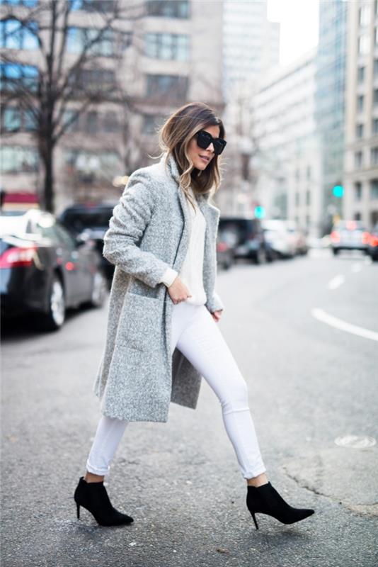 ženska jakna, kako nositi nevtralne barve, hlače in beli pulover z dolgim ​​sivim plaščem in črnimi škornji
