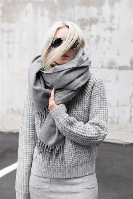 Ženska oblačila, siv popoln videz s svetlo sivim krilom in kvačkanim puloverjem v kombinaciji z dolgim ​​šalom v temno sivi barvi