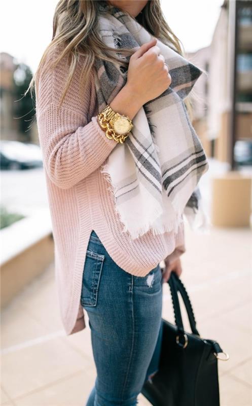 ideja za oblačenje, ohlapen pulover v pastelno roza barvi v kombinaciji s svetlimi kavbojkami in črno usnjeno torbico