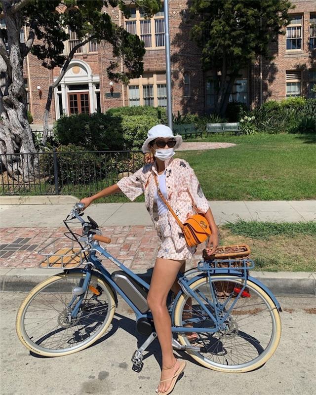 şehirde bisiklet sürmek için nasıl giyinilir genç kız kıyafetleri okula dönüş için kıyafetlerim havalı fikir yağma kıyafetleri