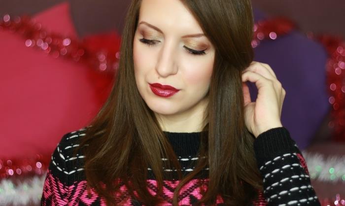 novoletna ličila, pulover ženskega dizajna v črno -roza barvi, dolga frizura v kostanjevem odtenku