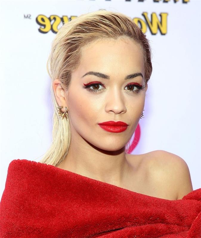 Rita Ora'nın ünlü saç modeli, kurşun kalem makyajı ve kırmızı rujla kombinlenecek kırmızı elbise