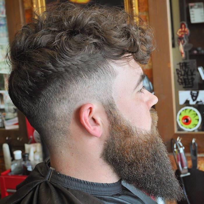 hipsteriškos prašmatnios ilgos barzdos nuotrauka sugedusiame galiuke ir ilgos mados kirpimo viršūnė priekinėse trumpose pusėse garbanotiems plaukams