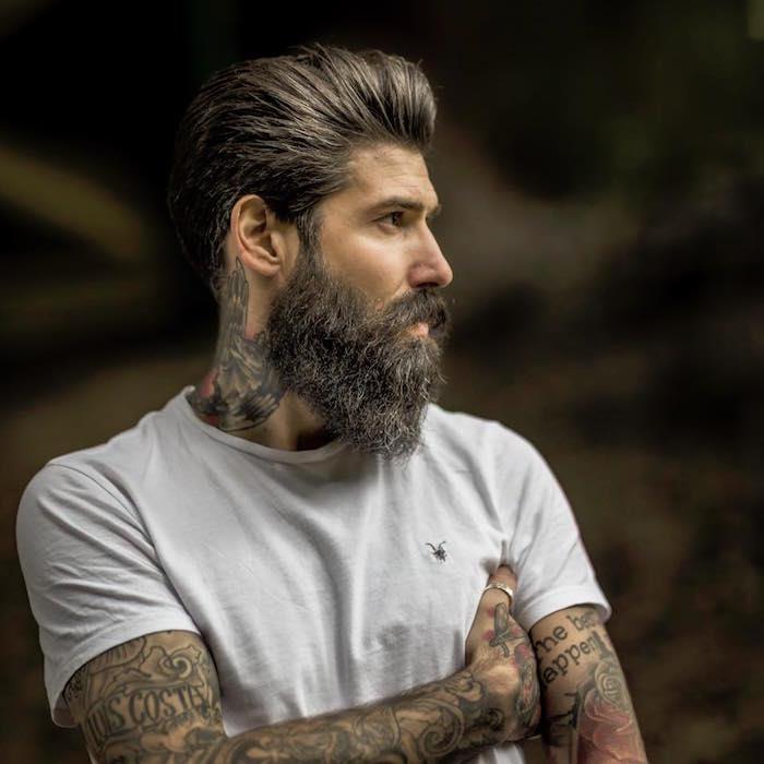obrezani moški z dolgimi bradami in hipsterskimi lasmi s tetovažami stare šole