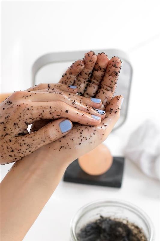 kaip naudoti kavos tirščius kosmetikoje, šveitiklis rankoms mėlynai dažytiems nagams