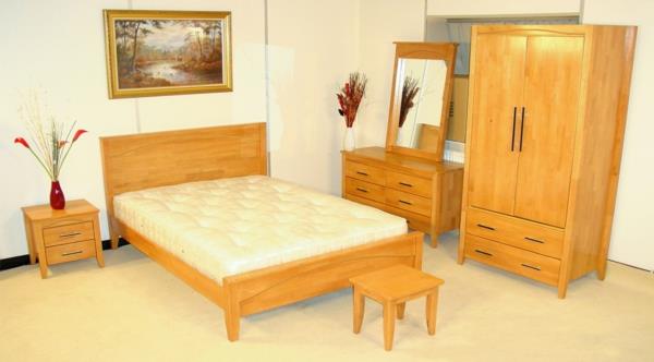 Dresser-Dresser-in-a-Bedroom-