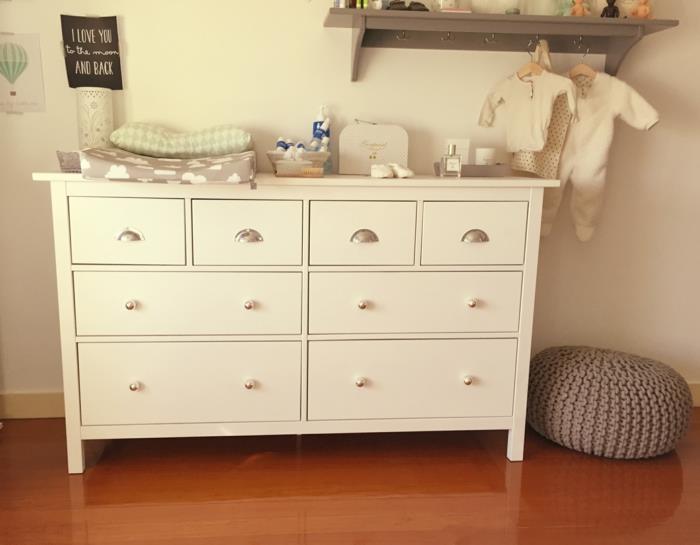 bir mobilyayı zımparalamadan nasıl yeniden boyayabilirim, bebek odası için beyaz şifonyer, taupe renginde küçük yuvarlak örgülü tabure