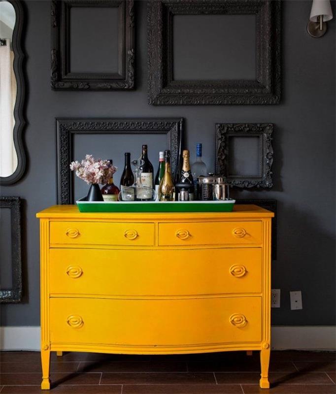 mobilya boyası, siyah çerçevelerle süslenmiş antrasit gri arka planlı eski sarı şifonyer