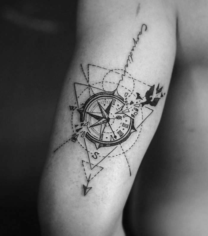Stilizuota kompaso tatuiruotė, graži originali rankų tatuiruotės idėja, pelėda dviem draugams, kurie pasirenka tatuiruotes, turinčias jiems didelę reikšmę, būti visur