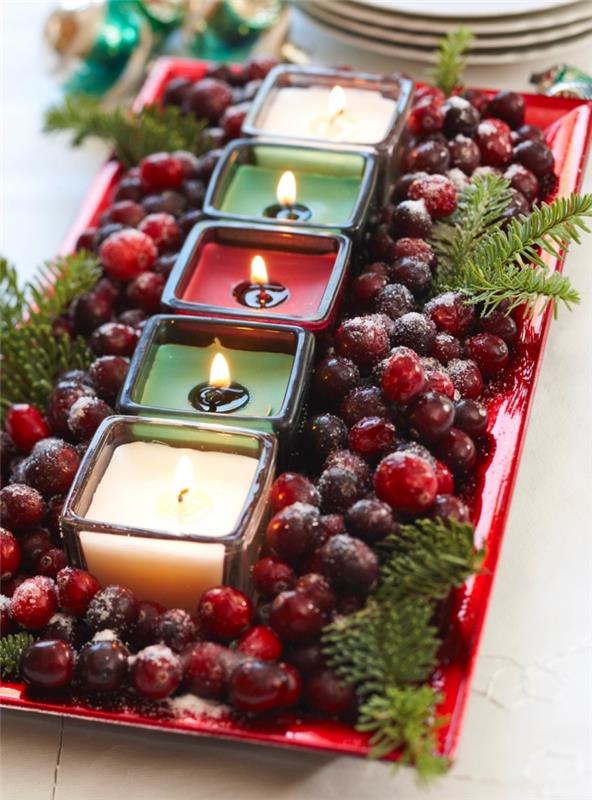dekoratyvinės kompozicijos Kalėdoms idėja su vaisiais ir spalvingomis žvakėmis, stalo dekoravimo idėjos, kurias lengva įgyvendinti