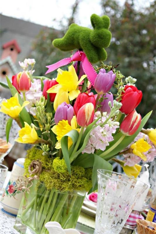 gėlių kompozicija-Velykos-tulpės-narcizai-zuikis-samanos