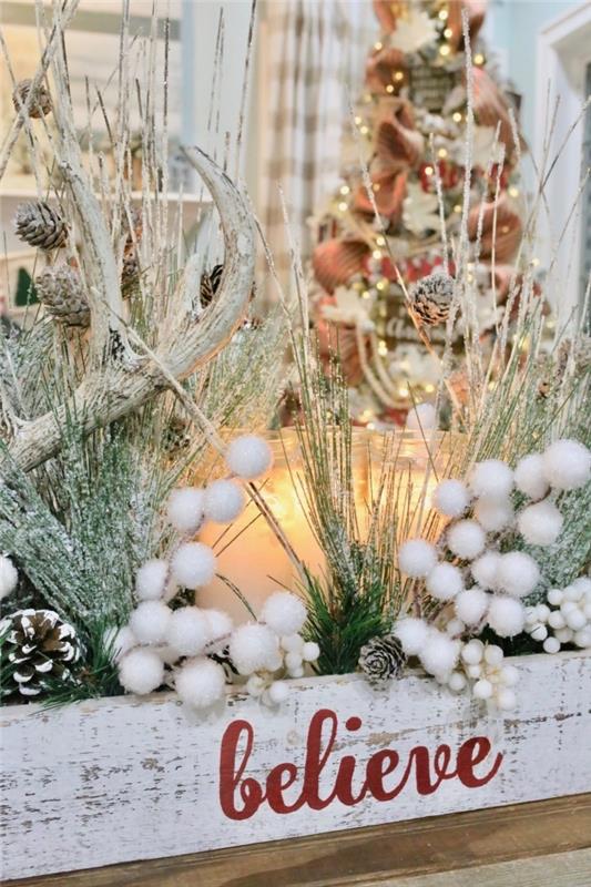Kalėdinio stalo dekoravimas rankų darbo daiktais, medinės dėžės modelis perdažytas balta spalva ir pripildytas snieguotų šakų