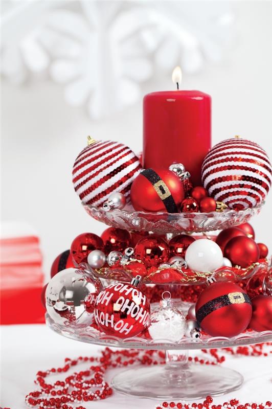 naminio Kalėdų stalo papuošimo eglutės papuošalais pavyzdys, desertinis padėklas, papuoštas Kalėdų kamuoliukais