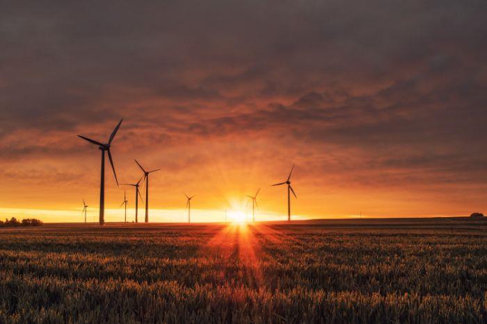 pasikliaukite atsinaujinančia energija, kad sukurtumėte tvarią pastato energiją iš vėjo saulės