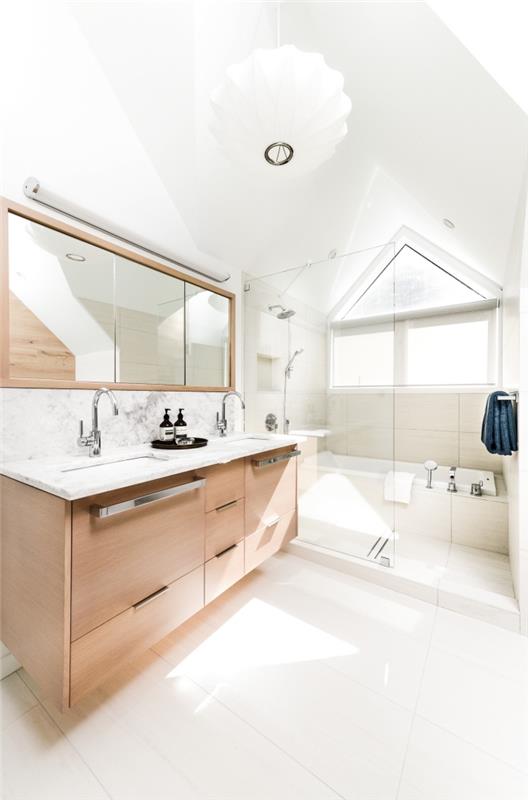 beyaz zemin ve tavan ile eğimli banyo modeli, mermer imitasyon banyo karoları seçimi