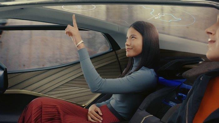 Lexus ilk elektrikli otomobillerini, bir drone kullanan konsept otomobilini, dokunmatik cam tavanı sunuyor