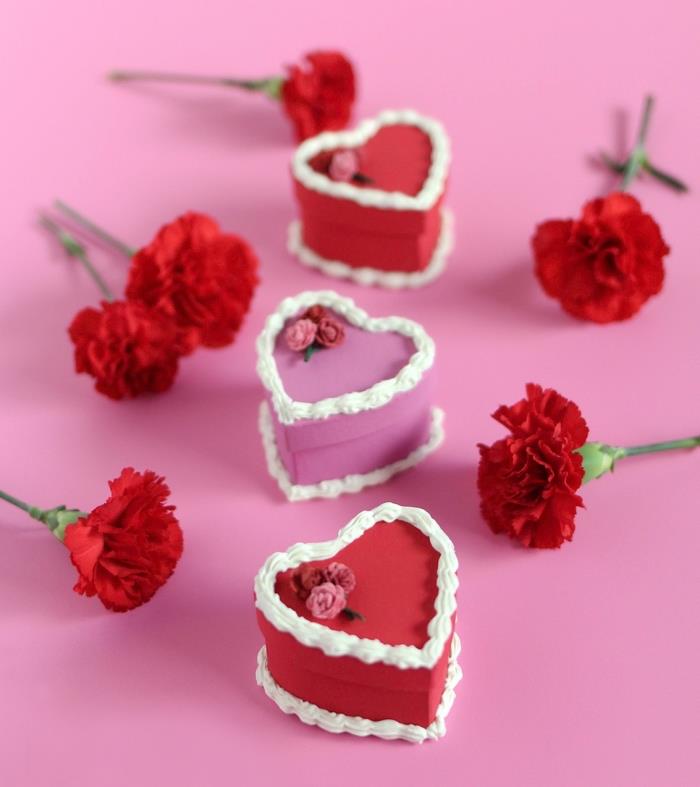 mini ev yapımı tatlılar ile romantik bir yemek fikri, kırmızı fondan ve krem ​​şanti ile romantik kalp şeklinde kapkekler