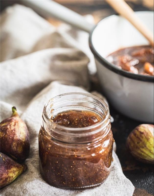 sveža figova marmelada, polnjena v poletnem receptu na osnovi kozarca