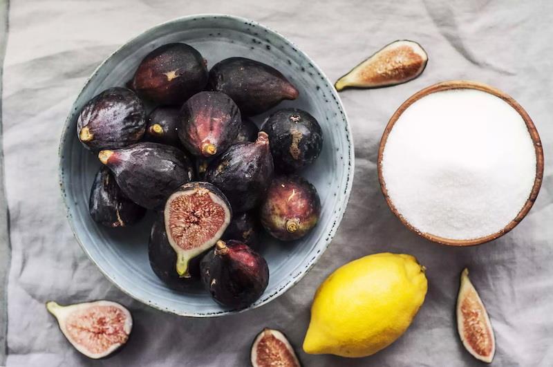 domača figova marmelada s sestavinami sladkorja in limoninega soka