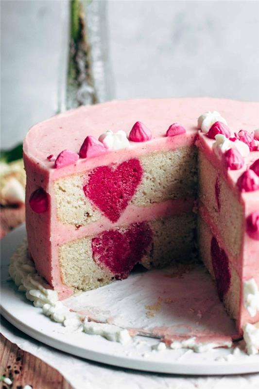 kolay yapılabilen sevgililer günü tatlısı tarifi, ortasında gizli kalpler olan çilekli iki katlı pasta şablonu