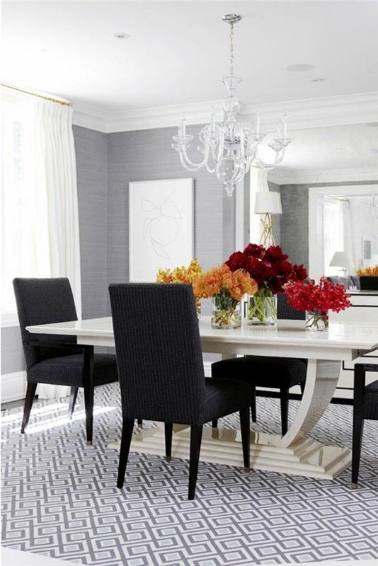 popolna-jedilnica-črni-stoli-in-sivo-belo-cvetje-na-mizi