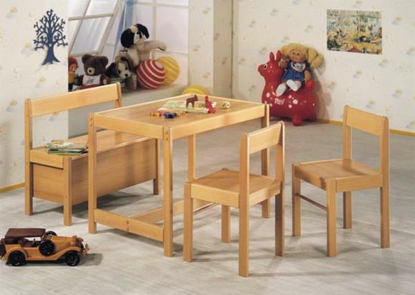 udoben komplet lesenih stolov in mize