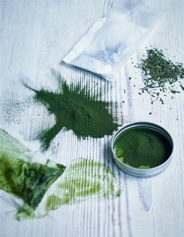 naminė kaukė visiems odos tipams, pagrįsta žaliosios arbatos milteliais ir spirulina