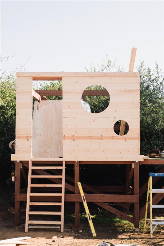 korak ustvarjanja otroške koče, izdelava lesene hišice za vrt, maketa lesene vrtne lope z lestvijo