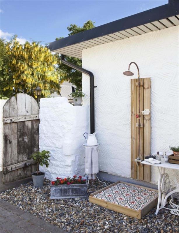 dekoracija v podeželskem in rustikalnem slogu, zunanja zasnova kopalnice z bakreno in leseno prho
